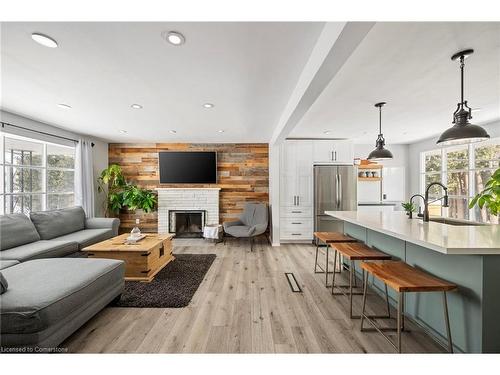 370 Ferndale Avenue, London, ON - Indoor Photo Showing Living Room With Fireplace