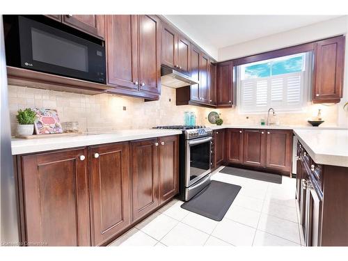 7161 Appletree Lane, Mississauga, ON - Indoor Photo Showing Kitchen With Upgraded Kitchen