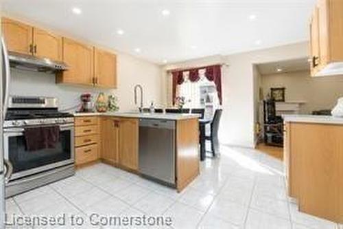 35 Claudette Gate, Hamilton, ON - Indoor Photo Showing Kitchen