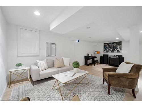 3962 Renfrew Crescent, Mississauga, ON - Indoor Photo Showing Living Room