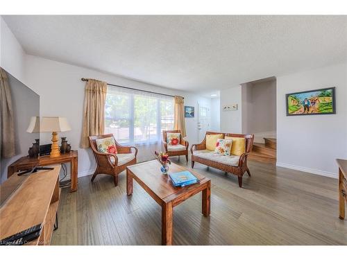 56 Raleigh Court, Hamilton, ON - Indoor Photo Showing Living Room