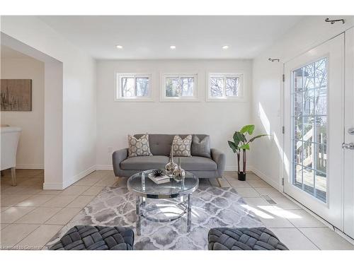 76 Cloverhill Road, Hamilton, ON - Indoor Photo Showing Living Room