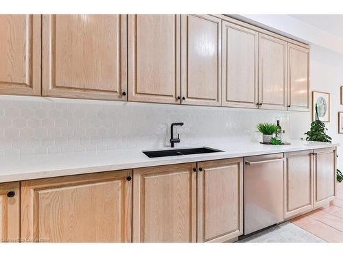 1576 Clarkson Road N, Mississauga, ON - Indoor Photo Showing Kitchen With Double Sink