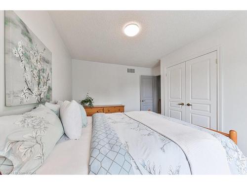 1576 Clarkson Road N, Mississauga, ON - Indoor Photo Showing Bedroom