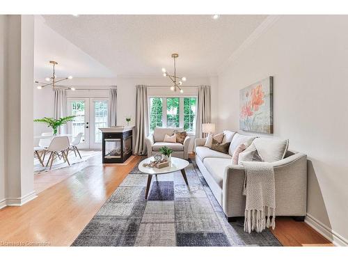 1576 Clarkson Road N, Mississauga, ON - Indoor Photo Showing Living Room