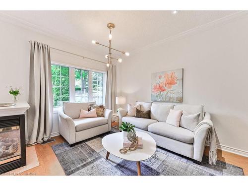 1576 Clarkson Road N, Mississauga, ON - Indoor Photo Showing Living Room