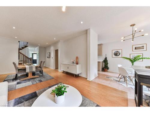 1576 Clarkson Road N, Mississauga, ON - Indoor Photo Showing Living Room