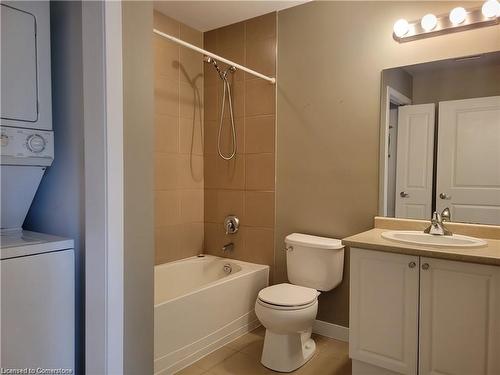 208-90 Charlton Avenue W, Hamilton, ON - Indoor Photo Showing Bathroom