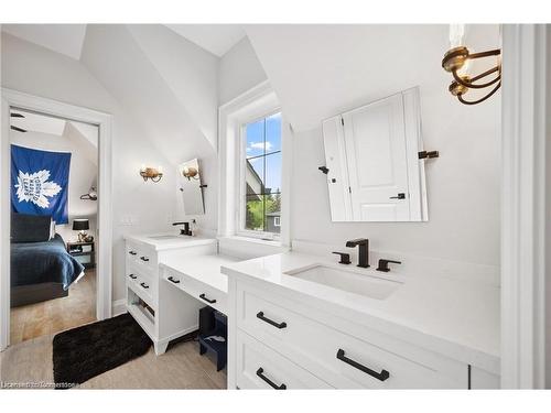 1247 Wood Place, Oakville, ON - Indoor Photo Showing Bathroom