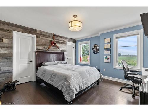 43 Third Road E, Hamilton, ON - Indoor Photo Showing Bedroom