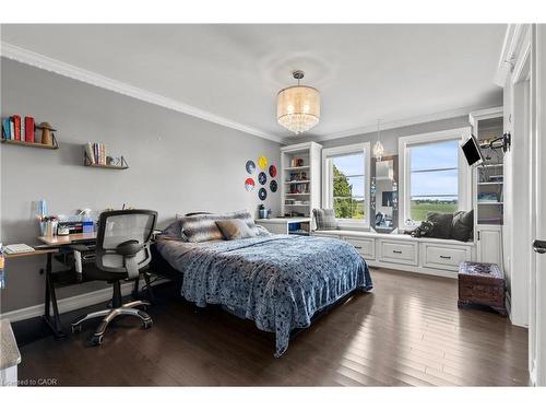 43 Third Road E, Hamilton, ON - Indoor Photo Showing Bedroom