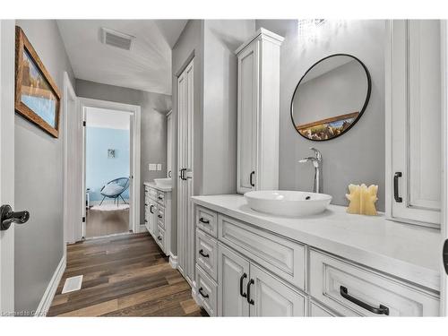 43 Third Road E, Hamilton, ON - Indoor Photo Showing Bathroom