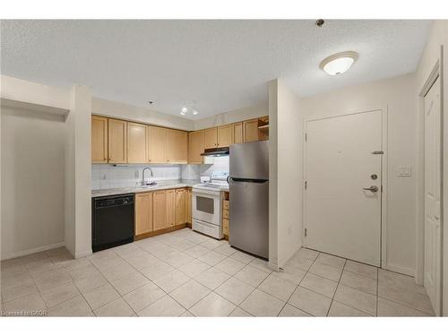 203-5225 Finch Avenue E, Toronto, ON - Indoor Photo Showing Kitchen