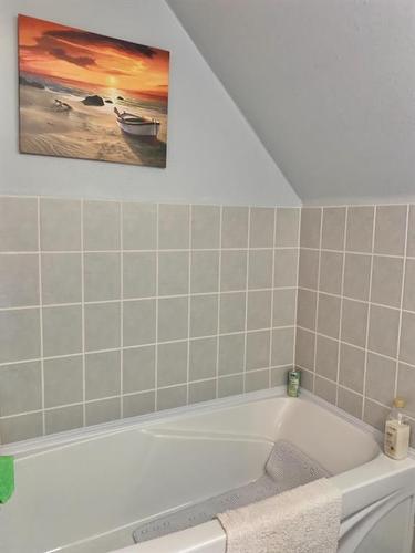 102-14457 Twp Rd 683, Lac La Biche, AB - Indoor Photo Showing Bathroom