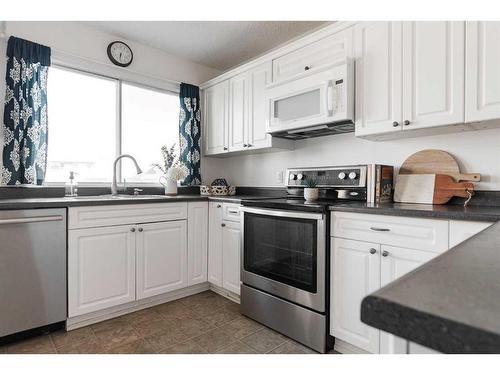 118 Wylie Place, Fort Mcmurray, AB - Indoor Photo Showing Kitchen