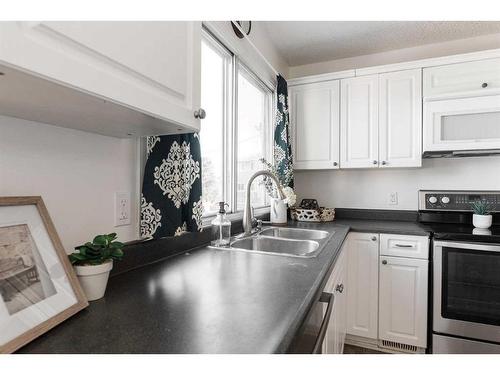 118 Wylie Place, Fort Mcmurray, AB - Indoor Photo Showing Kitchen With Double Sink
