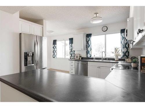 118 Wylie Place, Fort Mcmurray, AB - Indoor Photo Showing Kitchen