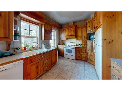 3105 Park Avenue, Mallaig, AB - Indoor Photo Showing Kitchen