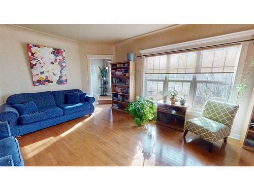 3105 Park Avenue, Mallaig, AB - Indoor Photo Showing Living Room