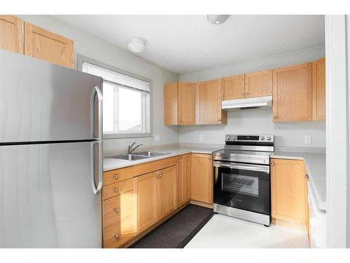 115 Atkinson Lane, Fort Mcmurray, AB - Indoor Photo Showing Kitchen With Double Sink