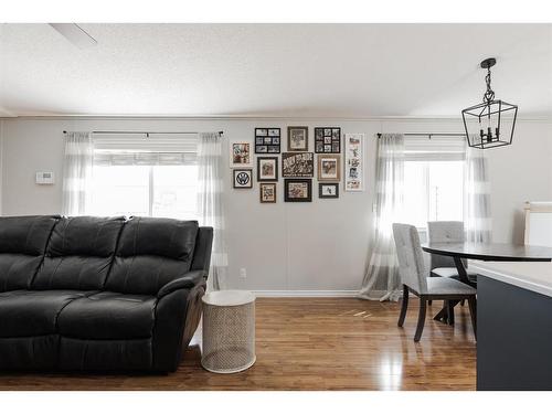 132 Mitchell Drive, Fort Mcmurray, AB - Indoor Photo Showing Living Room