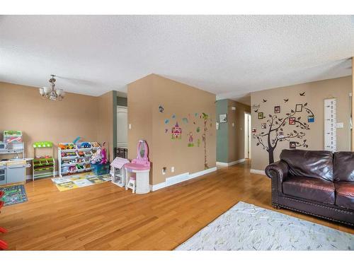 59 Birch Road, Fort Mcmurray, AB - Indoor Photo Showing Living Room