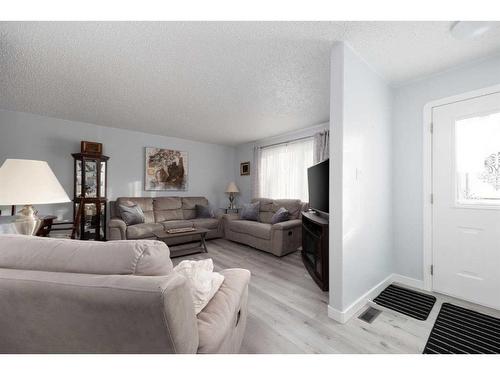 433 Signal Road, Fort Mcmurray, AB - Indoor Photo Showing Living Room