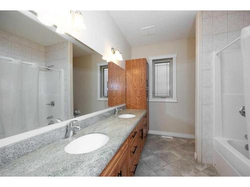 124 Woodpecker Green, Fort Mcmurray, AB - Indoor Photo Showing Bathroom