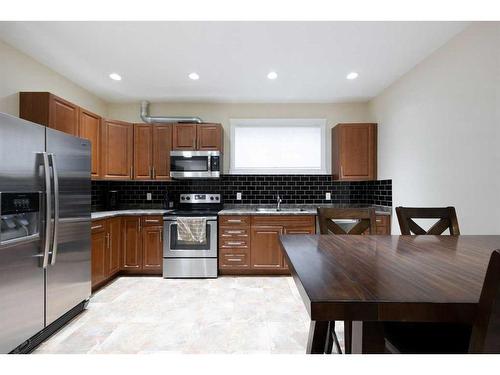 124 Woodpecker Green, Fort Mcmurray, AB - Indoor Photo Showing Kitchen