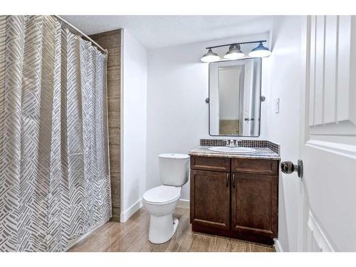 122 Leigh Crescent, Fort Mcmurray, AB - Indoor Photo Showing Bathroom