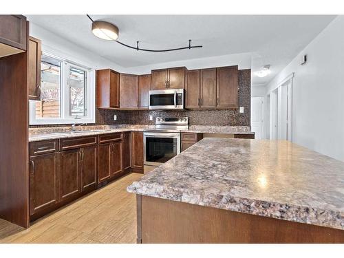 122 Leigh Crescent, Fort Mcmurray, AB - Indoor Photo Showing Kitchen With Upgraded Kitchen