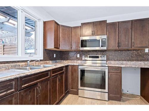 122 Leigh Crescent, Fort Mcmurray, AB - Indoor Photo Showing Kitchen With Double Sink