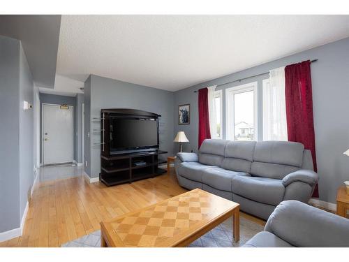 118 Farrell Cove, Fort Mcmurray, AB - Indoor Photo Showing Living Room