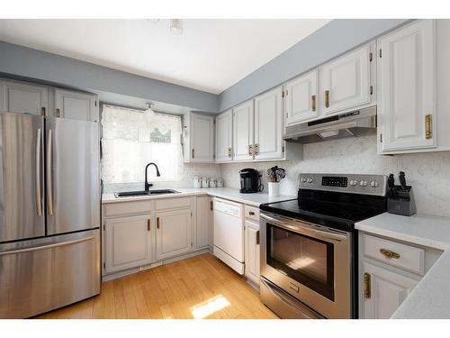 118 Farrell Cove, Fort Mcmurray, AB - Indoor Photo Showing Kitchen With Double Sink