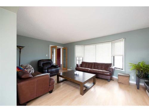 160 Wapiti Crescent, Fort Mcmurray, AB - Indoor Photo Showing Living Room