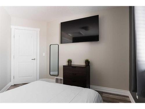 9-300 Sparrow Hawk Drive, Fort Mcmurray, AB - Indoor Photo Showing Bedroom