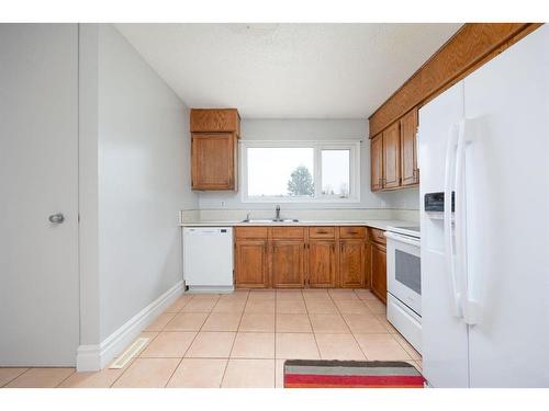 15 Maciver Street, Fort Mcmurray, AB - Indoor Photo Showing Kitchen With Double Sink