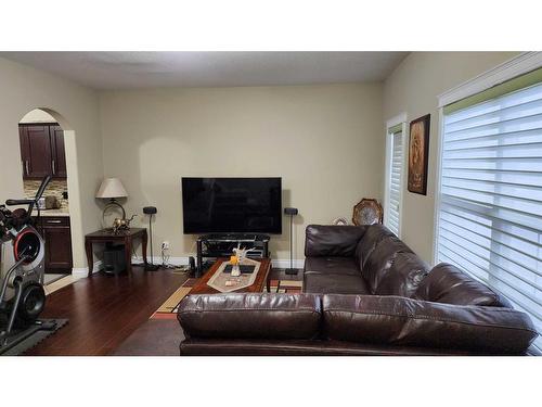 6-300 Sparrow Hawk Drive, Fort Mcmurray, AB - Indoor Photo Showing Living Room