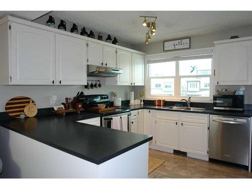 152 Williscroft Place, Fort Mcmurray, AB - Indoor Photo Showing Kitchen With Double Sink