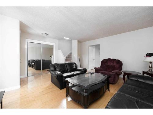125 Ryan Lane, Fort Mcmurray, AB - Indoor Photo Showing Living Room