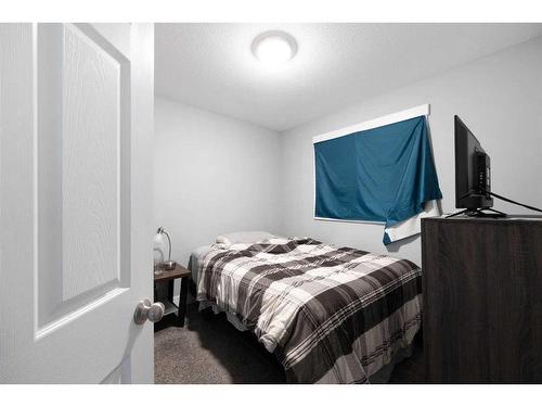 285 Sandstone Lane, Fort Mcmurray, AB - Indoor Photo Showing Bedroom