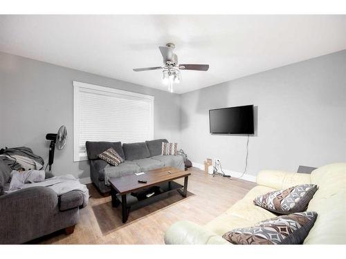 285 Sandstone Lane, Fort Mcmurray, AB - Indoor Photo Showing Living Room