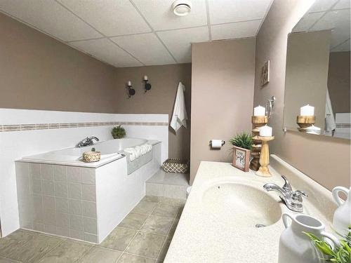 236 Shetland Garden, Fort Mcmurray, AB - Indoor Photo Showing Bathroom