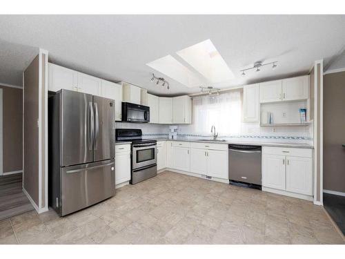 148 Greenbriar Bay, Fort Mcmurray, AB - Indoor Photo Showing Kitchen