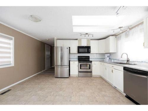 148 Greenbriar Bay, Fort Mcmurray, AB - Indoor Photo Showing Kitchen