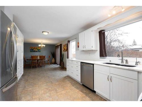 287 Cornwall Drive, Fort Mcmurray, AB - Indoor Photo Showing Kitchen