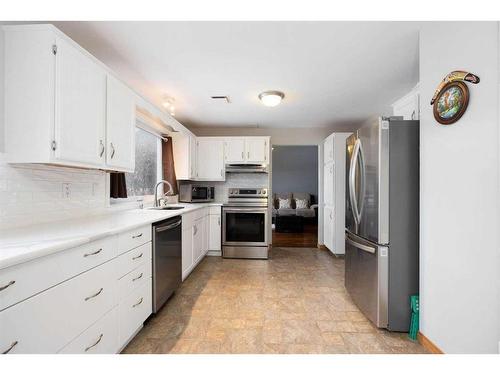 287 Cornwall Drive, Fort Mcmurray, AB - Indoor Photo Showing Kitchen