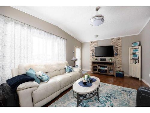 185 Card Crescent, Fort Mcmurray, AB - Indoor Photo Showing Living Room