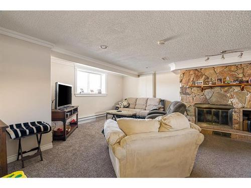 399 Cornwall Drive, Fort Mcmurray, AB - Indoor Photo Showing Living Room