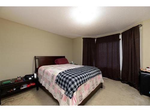 322 Grosbeak Way, Fort Mcmurray, AB - Indoor Photo Showing Bedroom